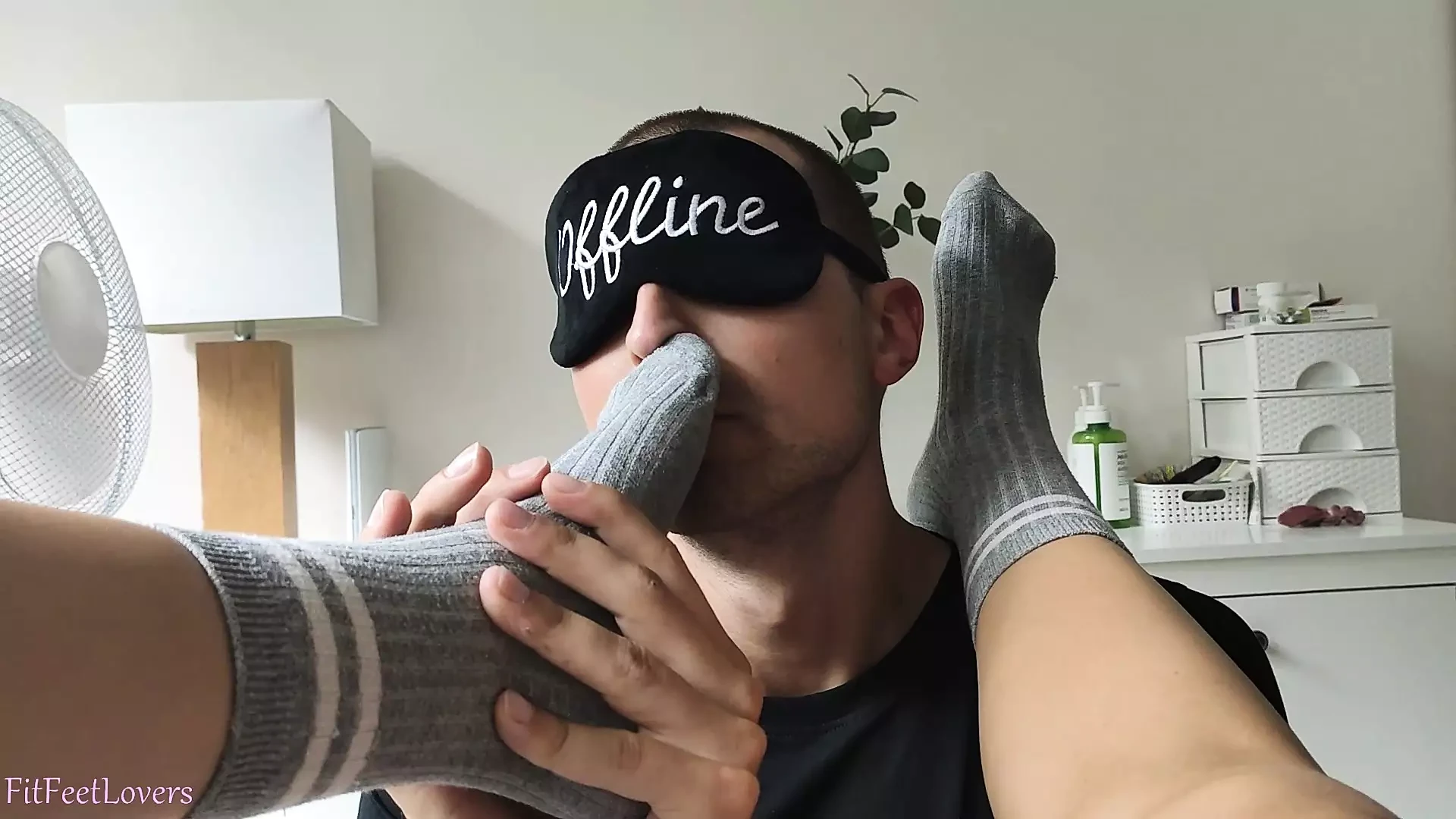 Sento l'odore dei piedi della mia ragazza nei calzini