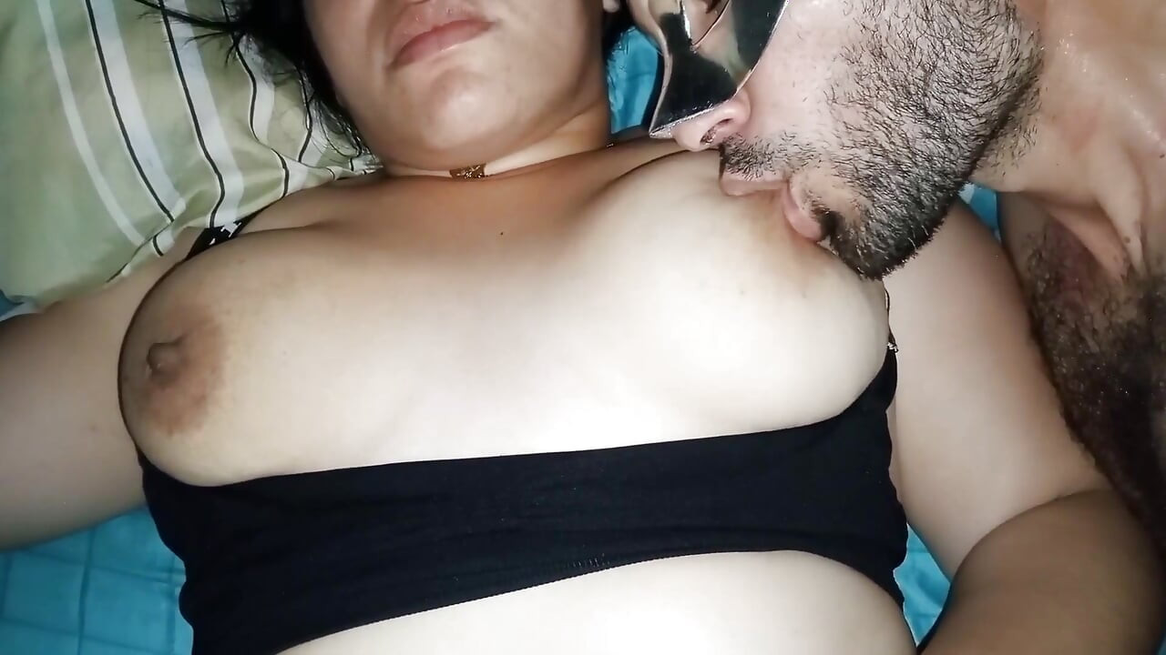 ดูดหัวนมใหญ่ของเธอ, แหกไอศกรีมผลไม้บนนมใหญ่ของจริงคนสวยของเธอ