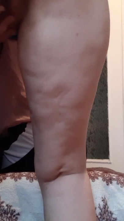 더러운 러시아 이야기로 그녀를 따먹을 수 있도록 밀프 이웃이 우리에게 왔어 | 클립 1