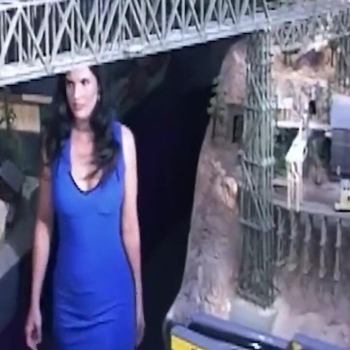 Bruneta matură devorează pizda care picură a blondei în aer liber