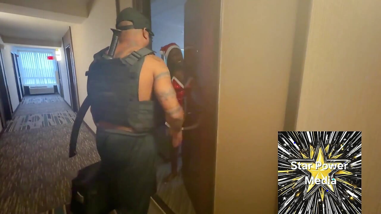 Nevaljali Deda Mraz, Omgiana, upoznaje lovca na zgodnu ženu, Majka Tremora