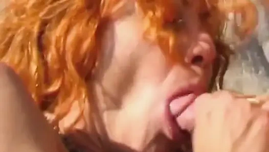 Mükemmel Fransız bayan plajda iki yarağı memnun etmek zorunda