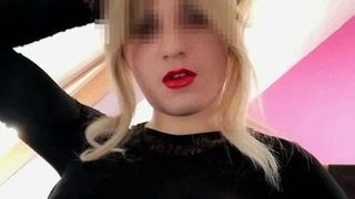 Une secrétaire blonde travestie taquine