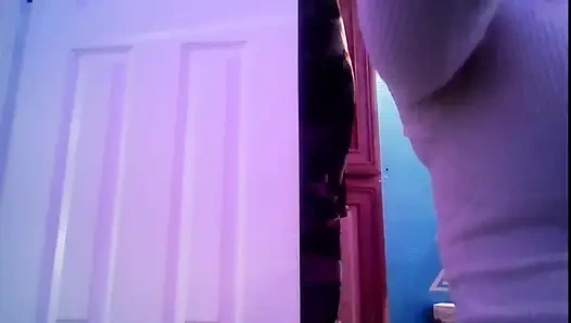 Возбужденная девушка трет свою киску, когда мужчина не смотрит