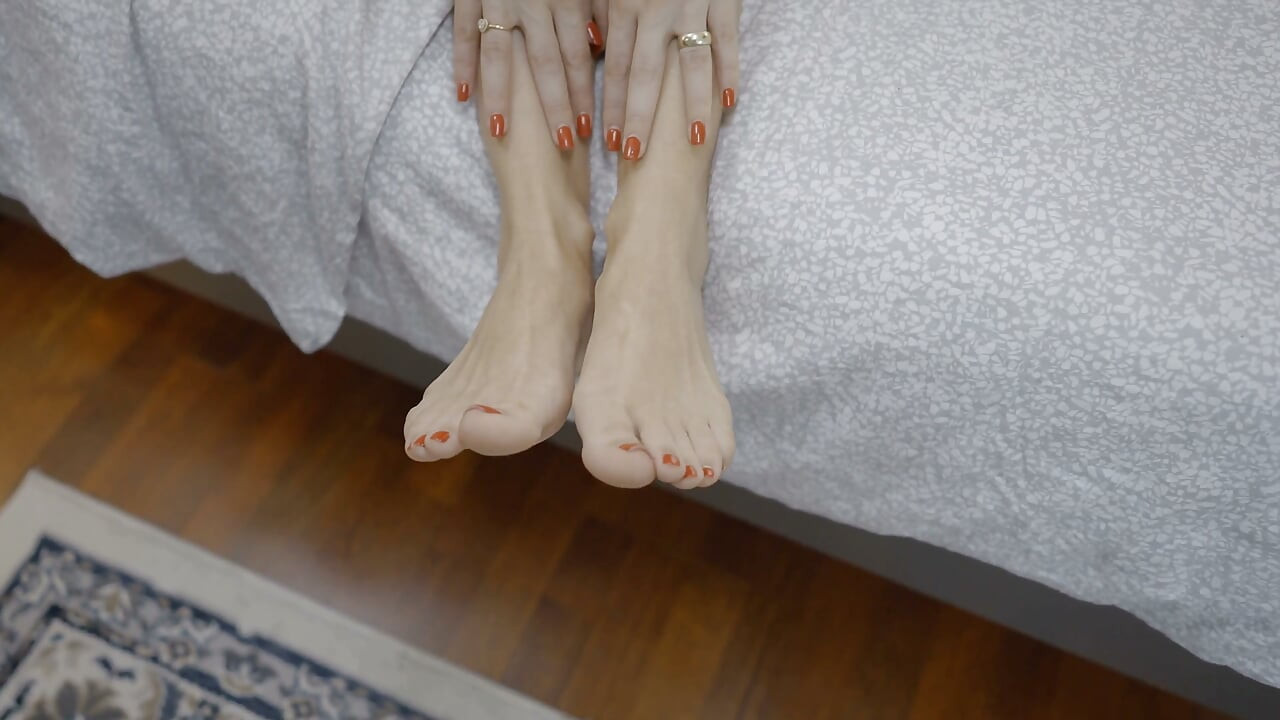 Büyük memeli sarışın orta yaşlı seksi kadın yumuşak ayaklarını yavaşça yağlıyor