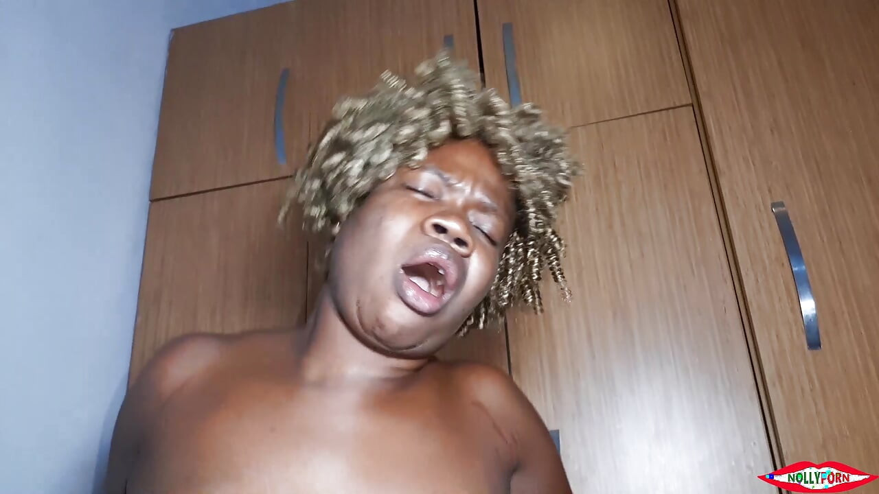 Cincuenta gran polla perforado el coño de ébano cachonda que quiere más