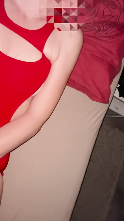 Esposa En Mini Vestido Rojo Y Marido De Castidad, Jugando Con Un Gran Consolador