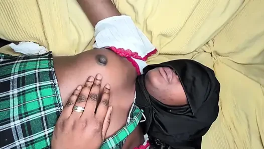 Pretty Black Nympho Wird Von Großen Waffen Gefickt
