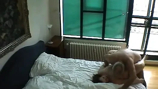 Büyük tombul orta yaşlı seksi kadın yatak odasında sikişiyor