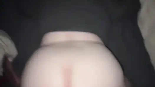 Arkadaşımın evinde kalıyorum ve uyanınca yarağımı içinde hissetmek istiyor