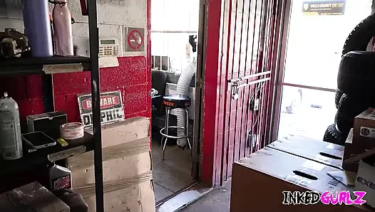 Inked gurlz - cewek mungil bertato rambut cokelat dientot habis-habisan di garasi rumah