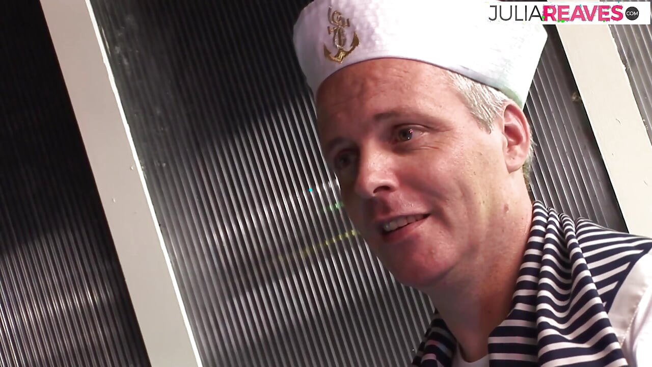 गले में गहरे लंड लेने के बाद सेक्सी बेब को बड़े लंड की सवारी करने में मजा आता है