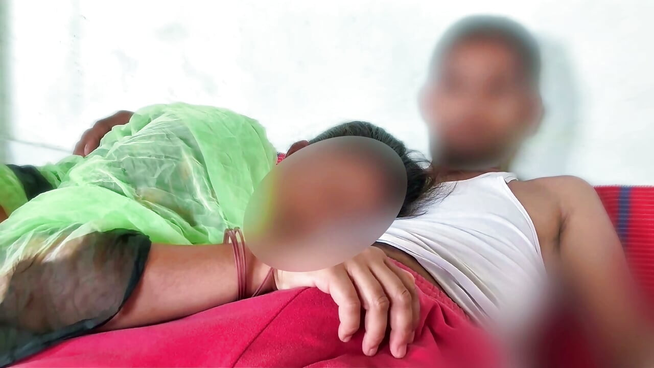 Bhabhi se odihnește pe pieptul devarului ei, dar pizda cumnatei e flămândă. Apoi futută de devar, sex devar bhabhi