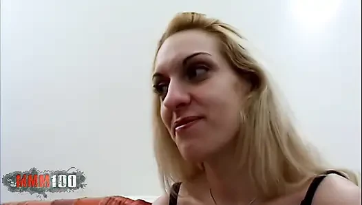 Çek güzel Suzana ve Fransız sarışın Jessica - sert üçlü oral seks boşalması