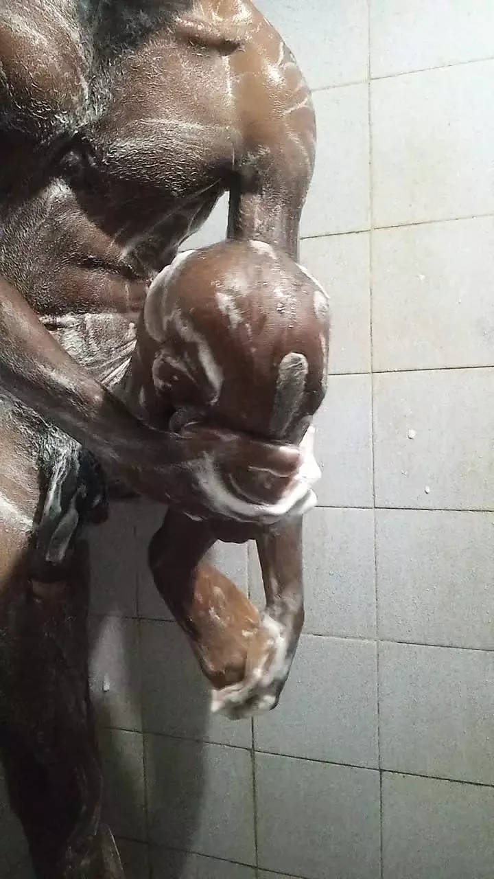 Ai vrea să faci baie cu mine în casa ta fără ca rudele tale să afle? dă-mi un cur pasiv