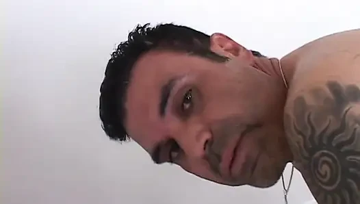 Sexy blonde schlampe gibt einen blowjob, nachdem sie ihre zunge in den arsch eines kubanischen typen steckte