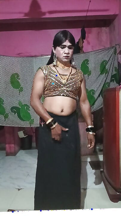 Madhuri bhabhi apni gand me do egg dalikali sari pehenkar