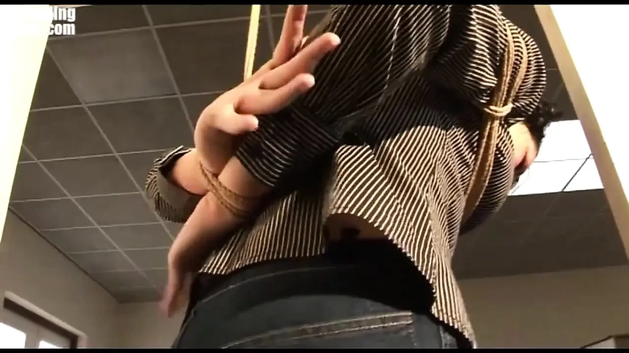 Steffi在绳子上晃动, 紧紧地抱着蛋蛋