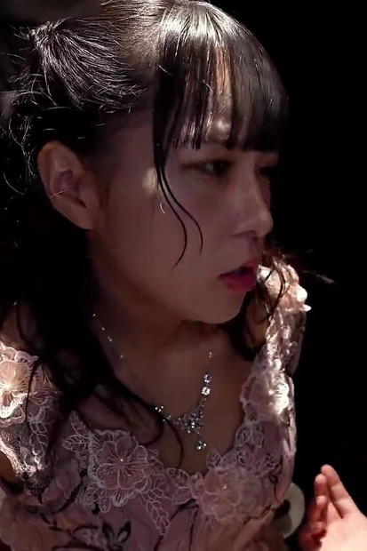 U grimiznoj tišini, Moeka Marui sjaji tajnom vatrom. - 2