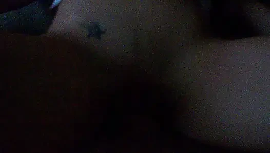 Teil 2 von unserem ersten sextape! Er fickt meine hübsche rosa muschi mit einem großen schwanz und ich lasse ihn über mich kommen!