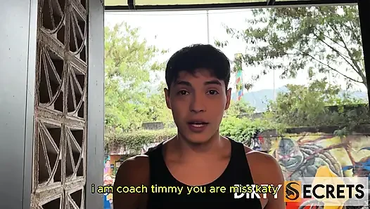 Kıskanç kocam evden çıkmamı istemiyor ve kişiselleştirilmiş bir antrenör için bana para ödüyor ve sonunda onunla sikişiyorum