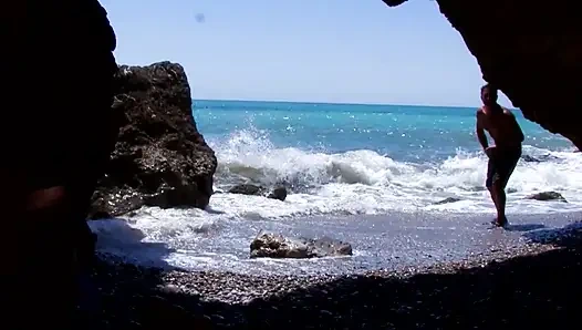 Это была не отличная идея идти на пляж один с этими двумя мужиками ...