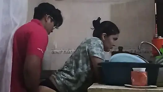 Ngentot karyawanku di dapur di dapur