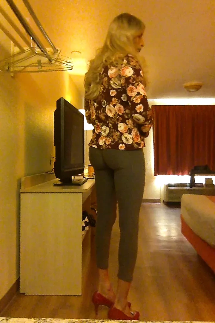 SweetCakeTS – Crystal Vias Getting Ready for the First Date