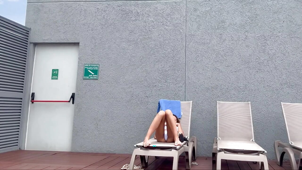 Grabé a mi famoso vecino tomando el sol en el campo dental