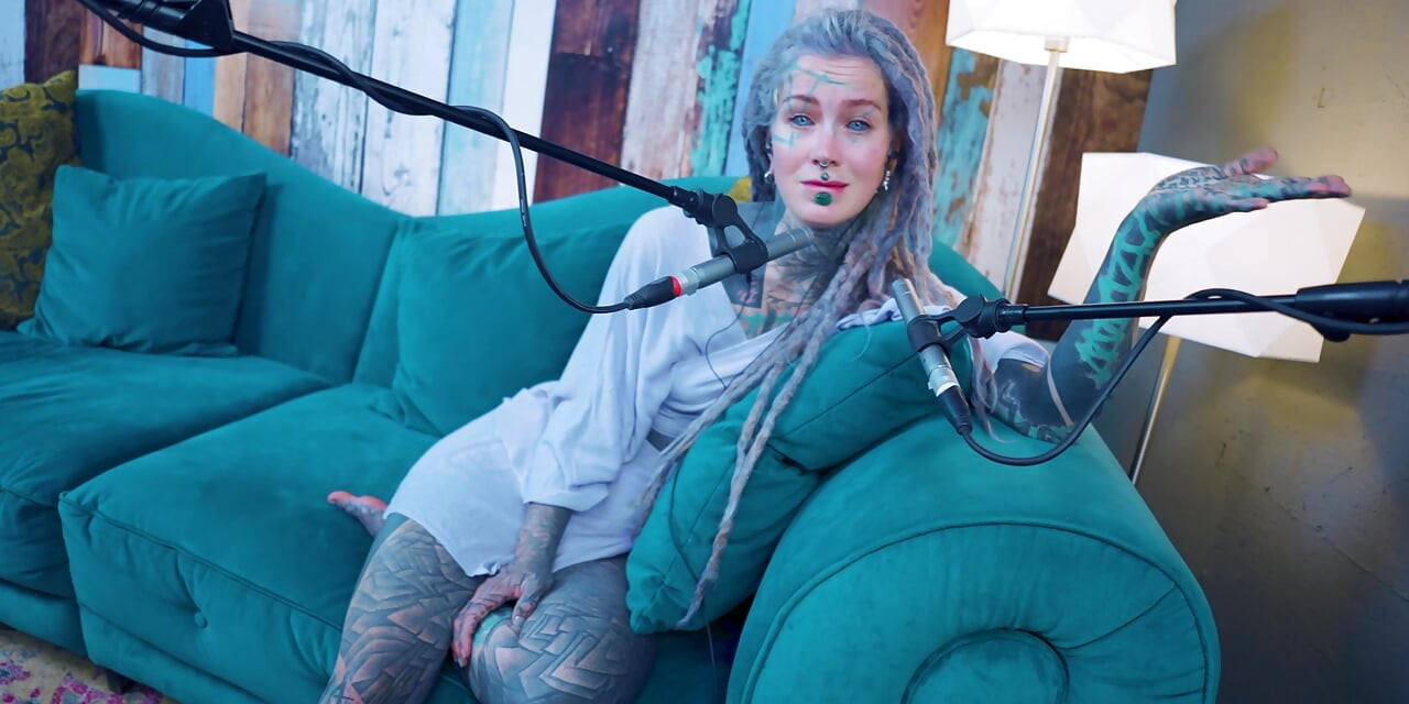 Puhun minä - Eristäytyminen - ASMR podcast SFW puhuu gootti laiha tyttö rastat tatuointi malli musteella tyttö