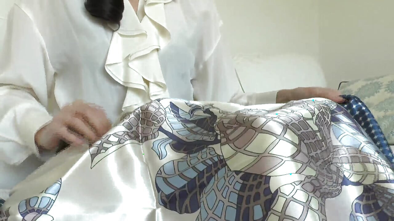 צעיף הסאטן החדש שלי גורם לך לרצות לגמור וחלש, צעיף JOI, ליידי ויקטוריה ולנטה