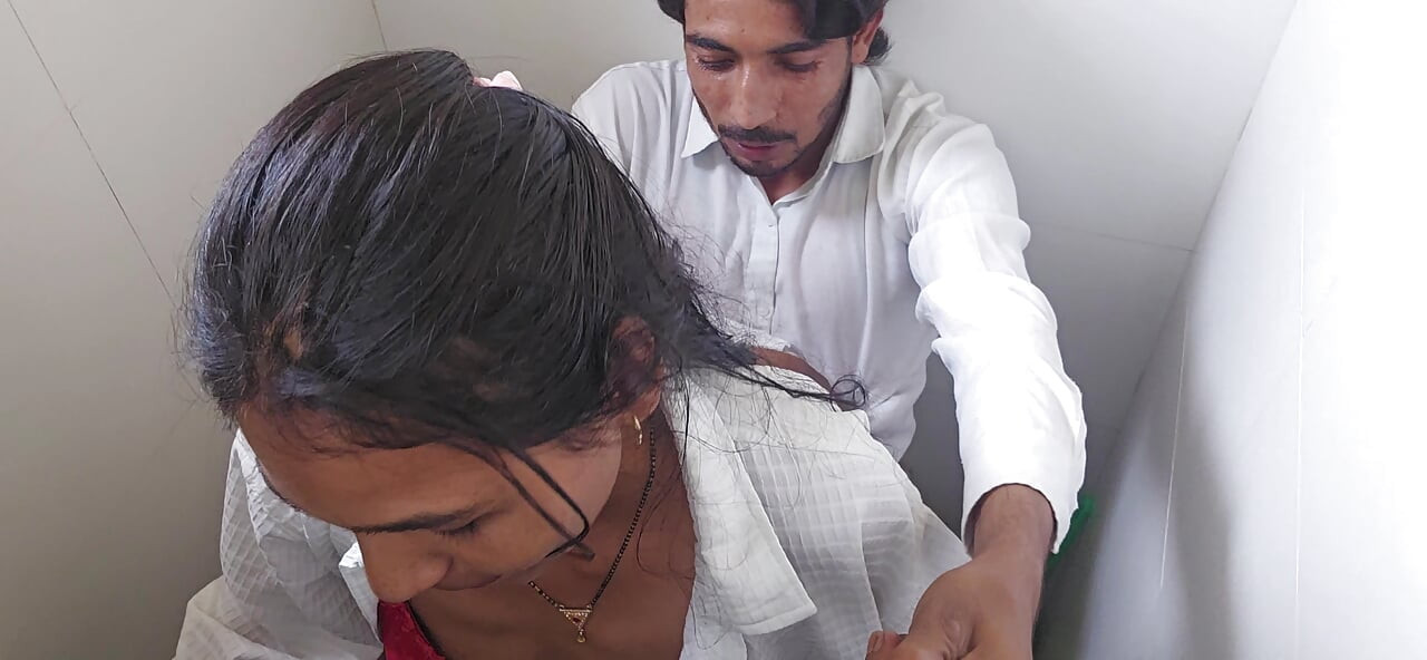 Mere school ki hote girlfriend mujhe akeli toilet m akeli mili dono ki marzi se sex hogya chota toilet hard sex