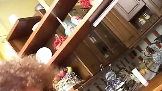 Толстая девушка дрочит свою киску дилдо в любительском видео