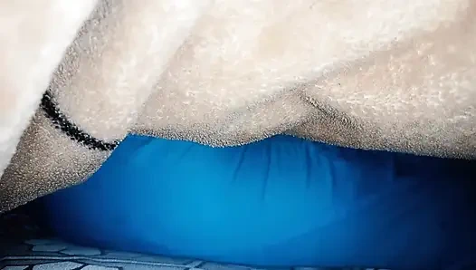 Soe bhabhi ki mast gaand per hath phera.