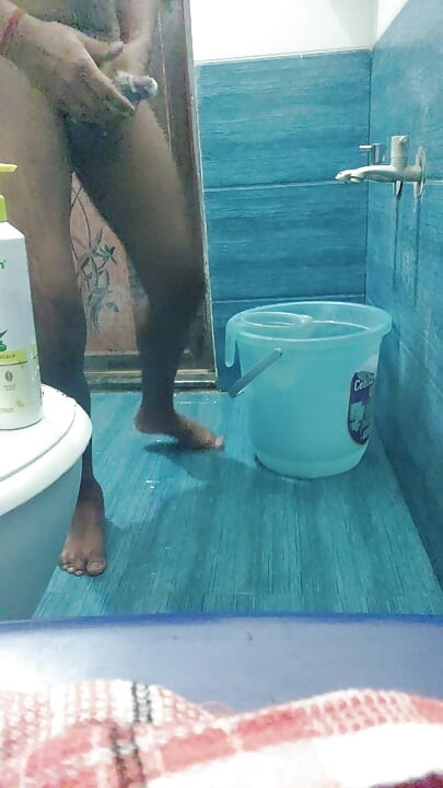 bathroom ke andar me hai Amit ka bahan ko yaad kiya Or unka Chhota chhota chheda me