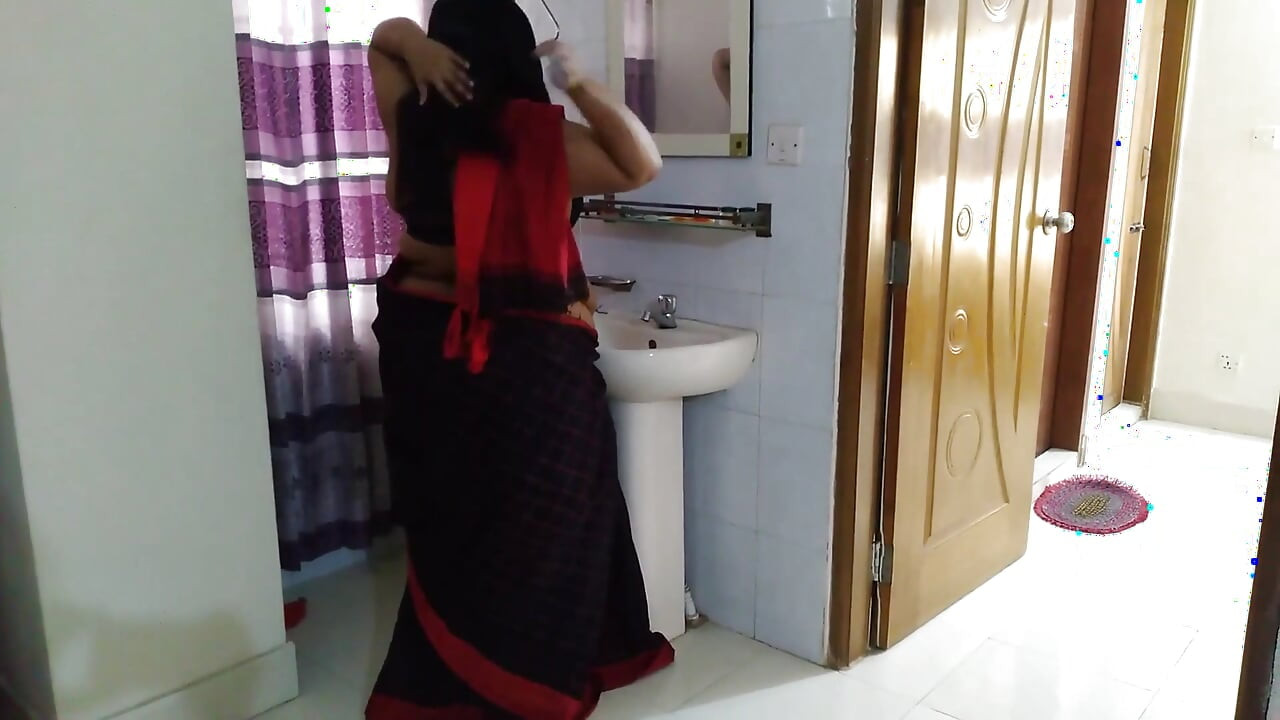 La tía caliente tamil se para delante del espejo y el cabello se combinan y luego un chico la folla en el día de San Valentín - 2023 Feliz San Valentín 2023