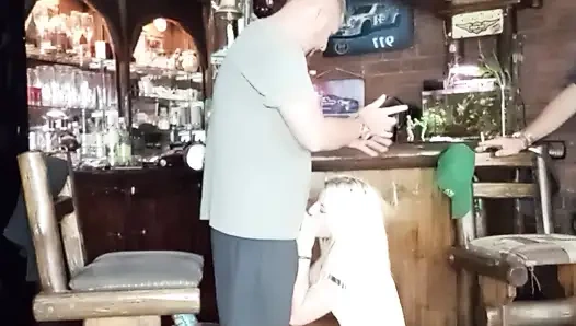 Pacarku mengisap aku dan teman-temanku muncrat di tenggorokan dan di payudara