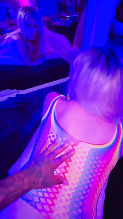 69 in een neon bodystocking POV doggy creampie met TS Diana Deelight in sokken.
