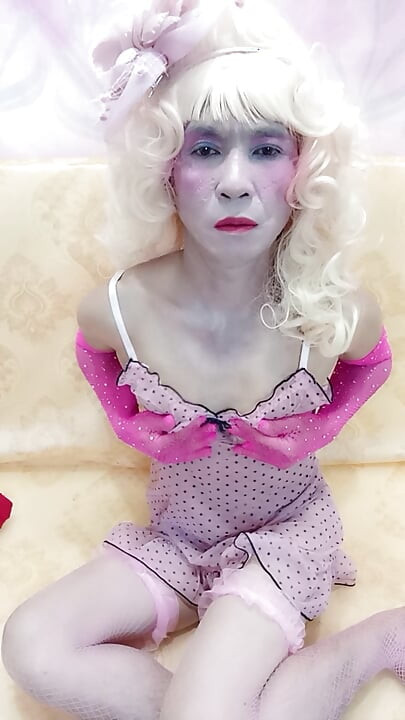 Oanh Le transgênero vestindo roupas sensuais brincando anal feliz até o topo