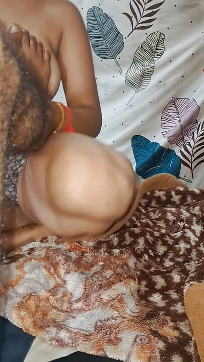 Romansa desi murni dengan bhabhi Sunni pertama kali posisi terbaik, ibu rumah tangga India yang terpuaskan sepenuhnya