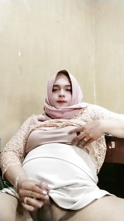 Hijab Crossdresser Ivvy Masturbates Till Cums