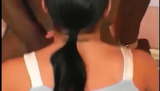 Sürtük iki yarakla sikişiyor