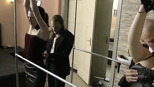 Мелисс и Зоя получают шлепанье