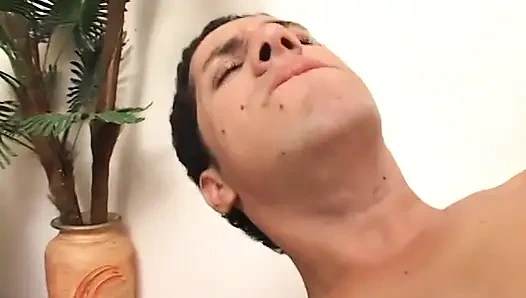 Azgın tatlı hatun birbirlerini sikmek isterken iki adamın eşlik etmesiyle eğleniyor