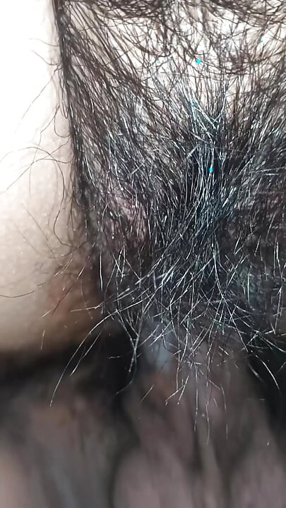 Tampilan jarak dekat dari memek berbulu dan lembut