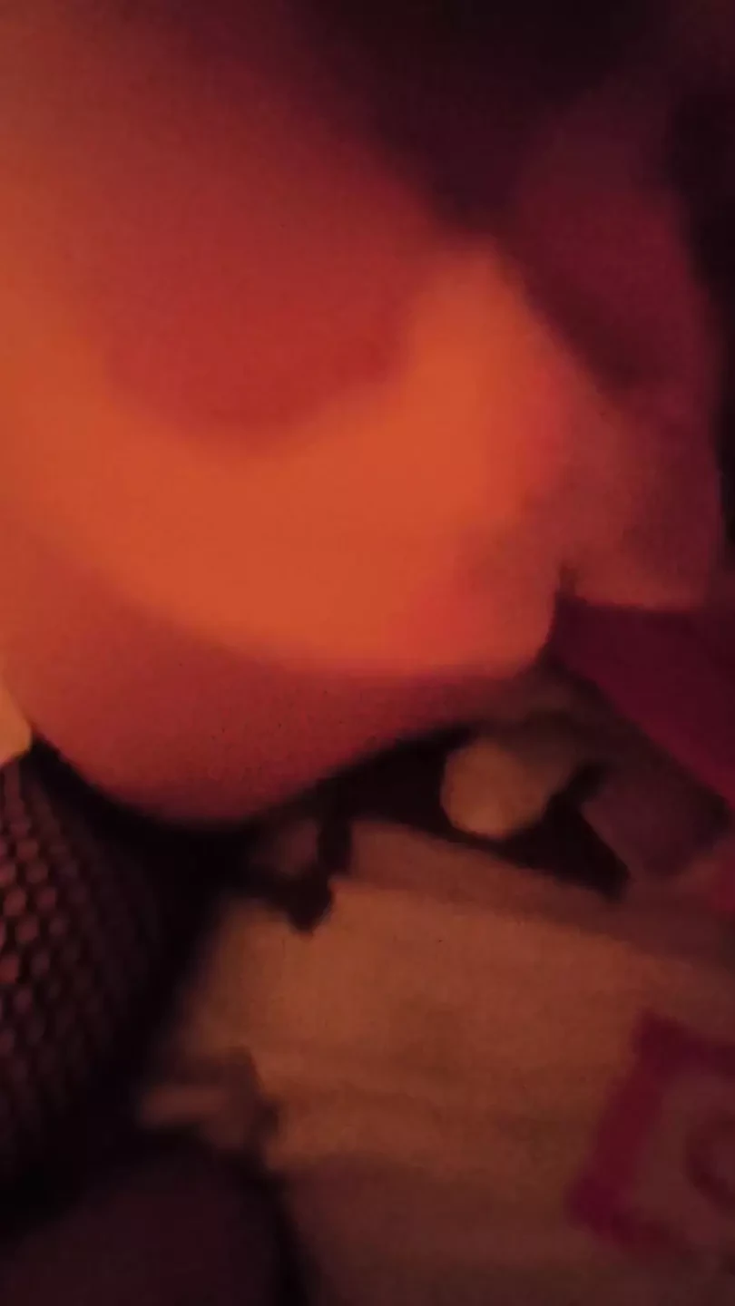 Donna formosa che gioca con se stessa e viene scopata a pecorina fino a quando non vengo