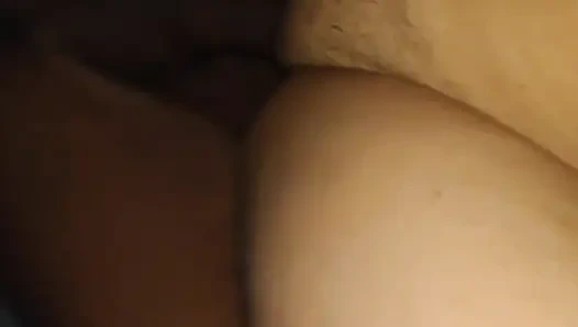 Ich habe meine kleine stiefschwester dazu gebracht, meinen schwanz zu lutschen und sie dann zu ficken.