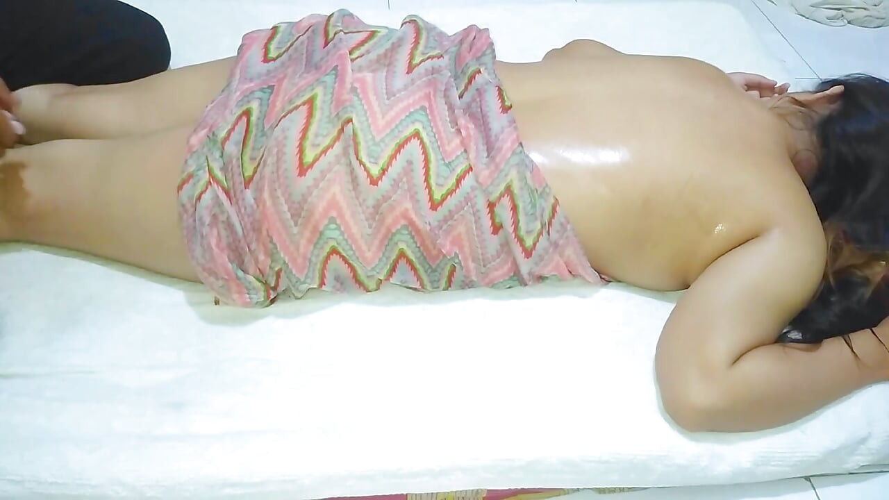 Selo Šaman ubacuje implante u pacijentkinju, ali umesto toga je jebe iz zadovoljstva