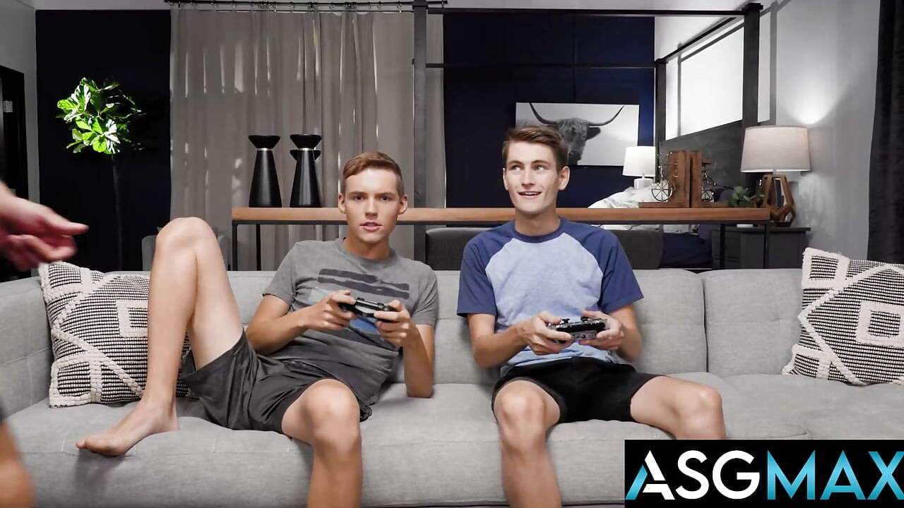 NEXT DOOR RAW - Musculos masiv + Doi Twinks = Threesome Exploziv