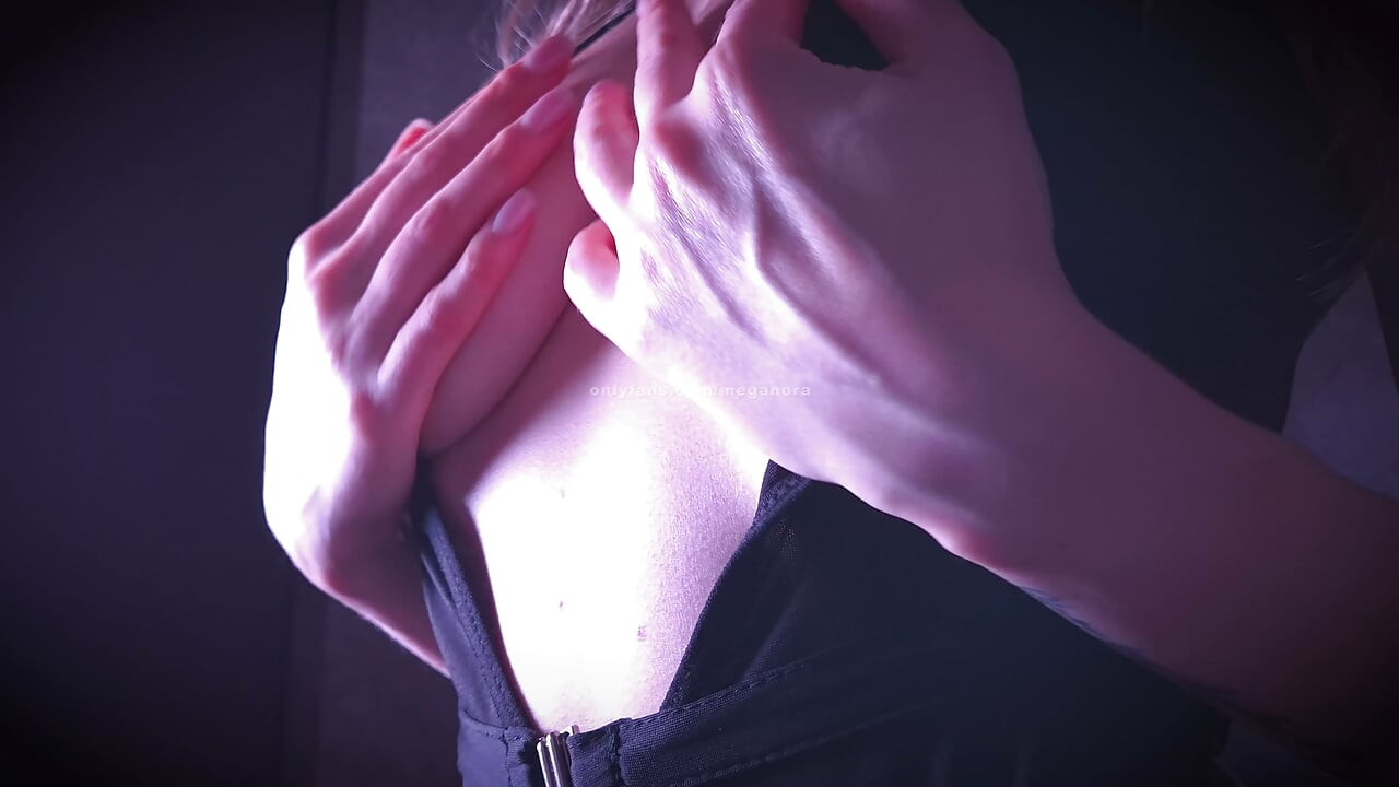 ASMR Erotyczna zabawa blondynki MILF z naturalnymi dużymi cyckami Amatorskie POV Solo Girl